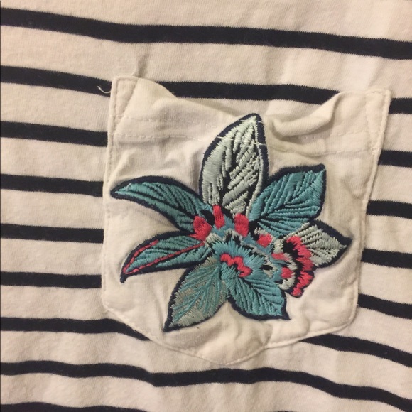 3 for $25 Roxy embroidered t shirt - Picture 2 of 4